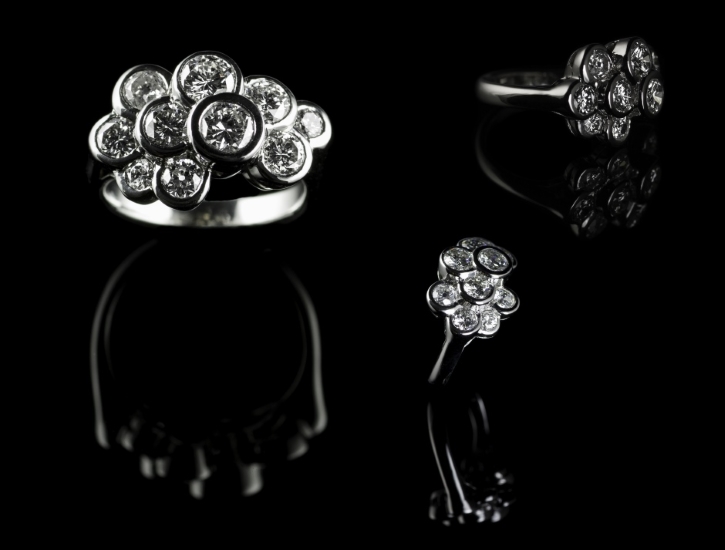 18ct white gold ring, mixed recycled diamonds