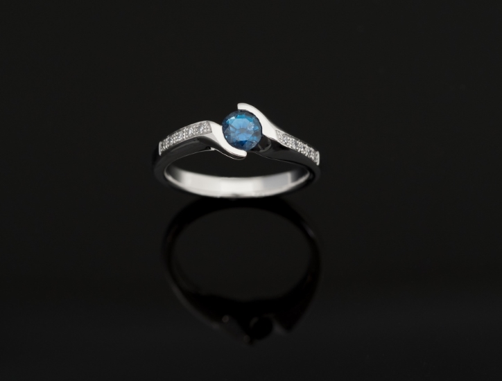 18ct gold, sapphire and diamond ring