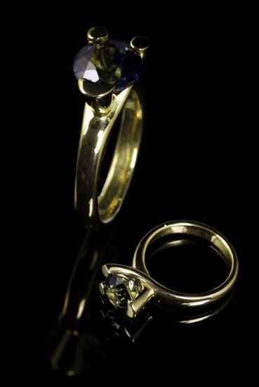 18ct gold ring with blue/green sapphire